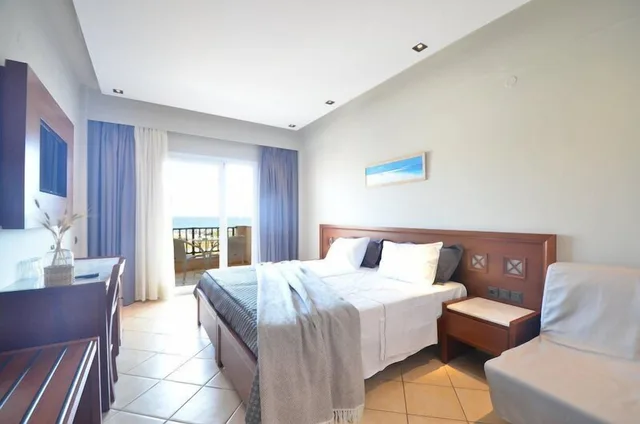 غرفة قياسية بسرير كوين بإطلالة على البحر، Evilion Sea And Sun Hotel 3/5