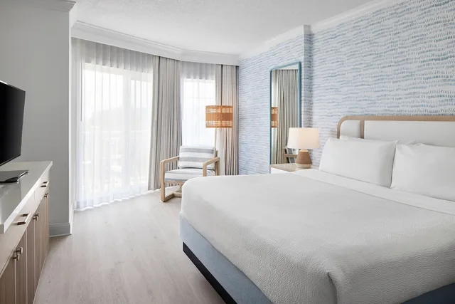 جناح استوديو بسرير كينج بشرفة مع أريكة لذوي الإعاقة، Bethany Beach Ocean Suites Residence Inn 1/2