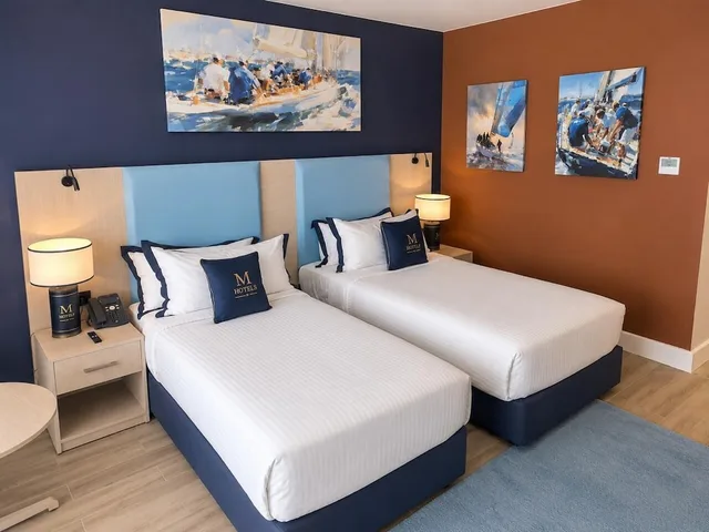 جناح تنفيذي بسرير كوين بإطلالة على البحر بغرفة نوم واحدة، M Hotels at Porto Marina 3/5