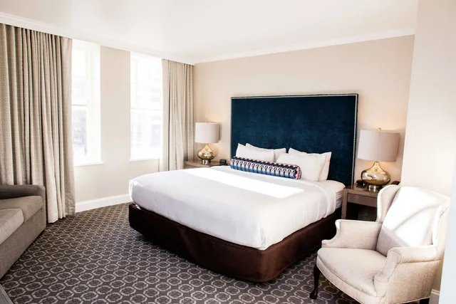 جناح بسرير كينج، Redmont Hotel Birmingham, Curio Collection by Hilton 1/3