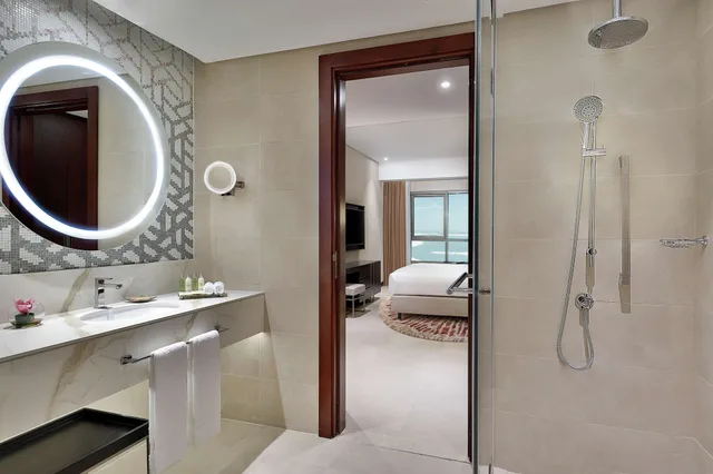 جناح ديلوكس بسرير كينج بشرفة بغرفة نوم واحدة، Hilton Doha The Pearl Residences 5/6