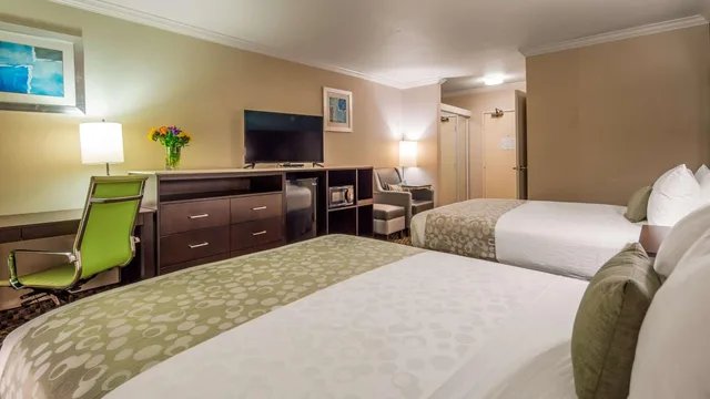 غرفة بسريرين كوين بحوض استحمام لذوي الإعاقة، Best Western Plus La Mesa San Diego 1/3