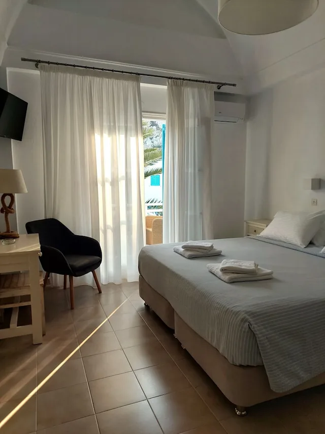 غرفة ديلوكس بسريرين منفصلين بإطلالة على المسبح، Hotel Matina 1/3