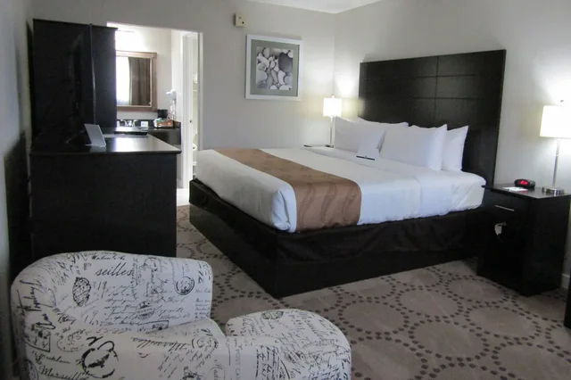 غرفة بسرير كينج بإطلالة على البحيرة، Quality Inn & Suites Kissimmee near Main Gate 9/10