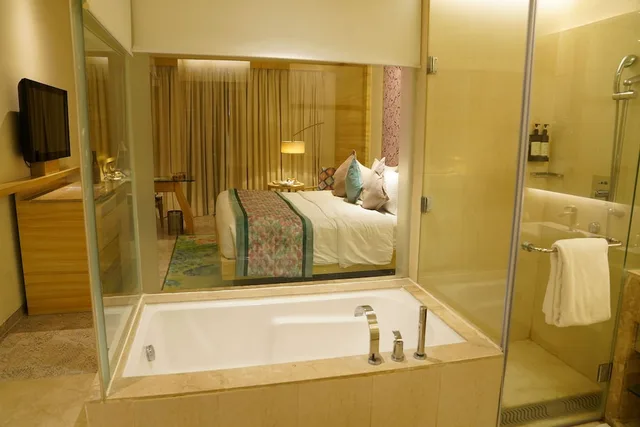 Premium, King Bed, Front View, Bathtub، Royal Orchid Jaipur 4/5