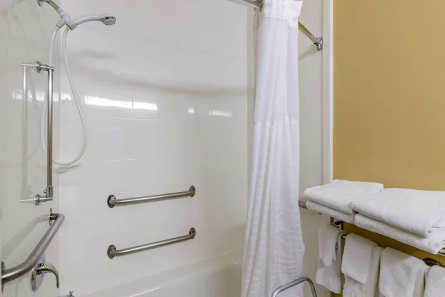 غرفة بسريرين كوين، Comfort Inn & Suites Austin North Loop 8/8