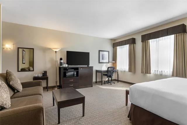 غرفة بسرير كينج مع أريكة، Best Western Plus Baker Street Inn 4/5