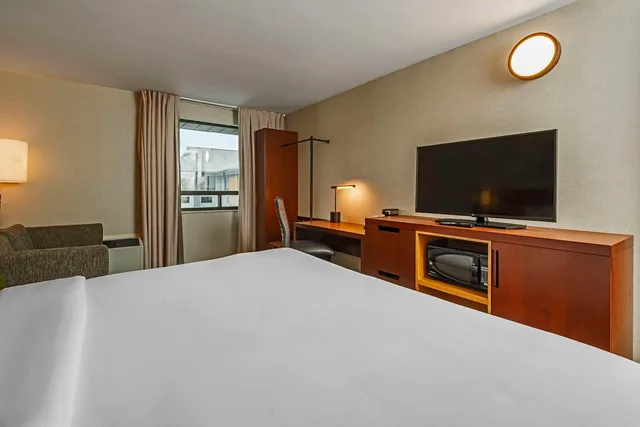 غرفة بسرير كينج، Comfort Inn Cambridge - Highway 401 4/9