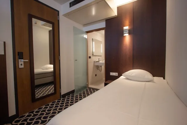 غرفة قياسية بسرير فردي بحوض استحمام، Golden Tulip West Ende 9/10