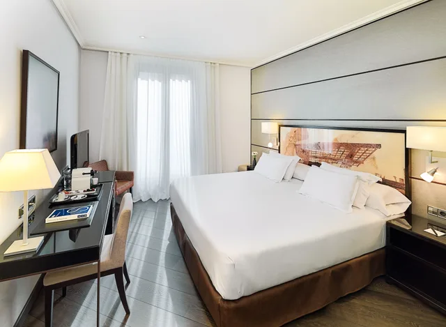 غرفة ديلوكس بشرفة مفردة بسرير كوين، H10 Universitat Hotel 4/6