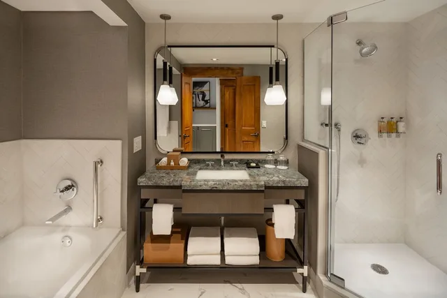 غرفة بسرير كينج بشرفة، The Hythe, a Luxury Collection Resort, Vail 3/3