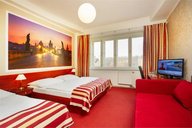 Room, Quadruple, 3 Beds, Metropolitan Old Town Hotel 4/10