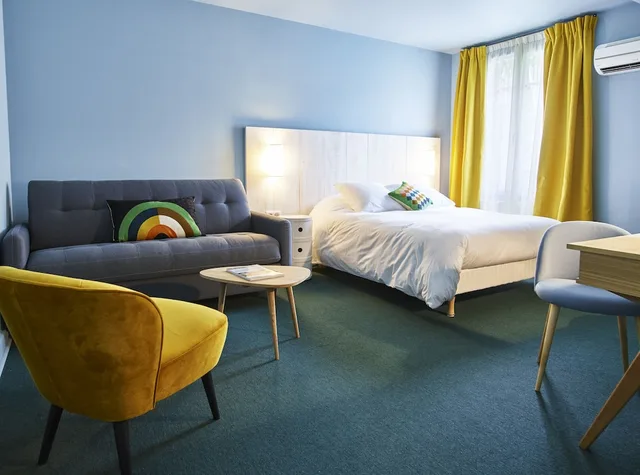 غرفة عائلية بسرير كوين مع أريكة، Le Central Boutique Hotel Beaune Centre 3/4