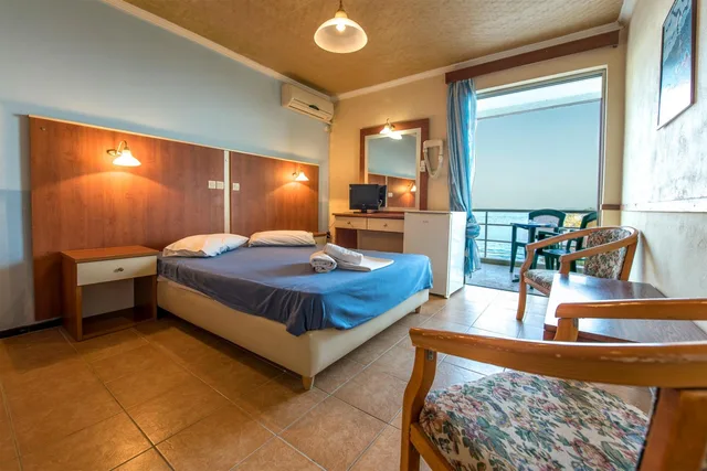غرفة بسرير مزدوج أو سريرين منفصلين مع سرير إضافي، Sun Hotel Kineta 2/8