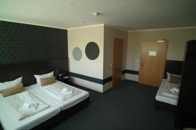 غرفة ثلاثية، GS Hotel 2/9