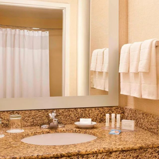 جناح بسرير كينج مع سرير سحّاب إضافي مع أريكة بحوض استحمام لذوي الإعاقة، Boston Peabody Springhill Suites By Marriott 3/7