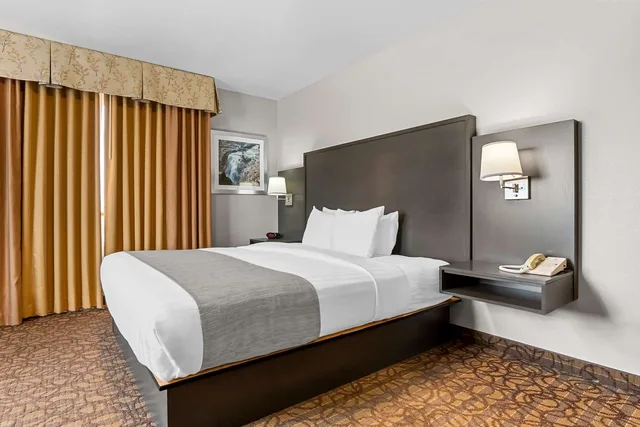 جناح بسرير كينج وسرير كوين مع أريكة، Best Western Sawtooth Inn & Suites 4/4