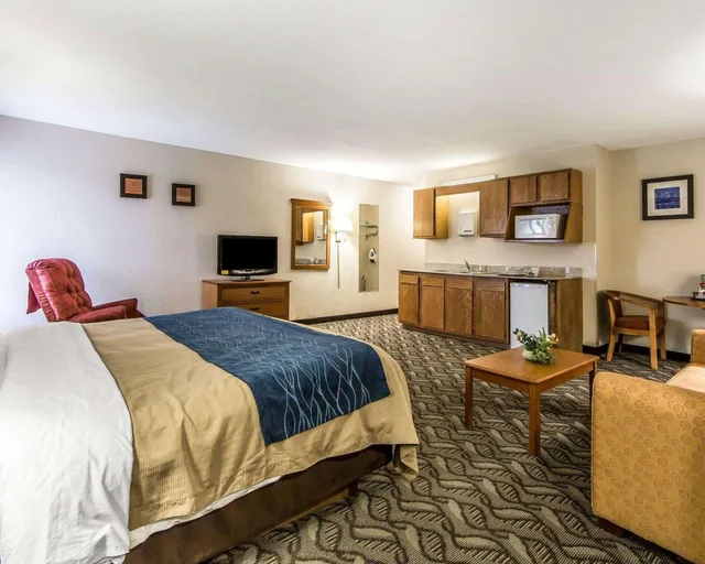 Efficiency, King Bed، Quality Inn & Suites Circleville 1/3