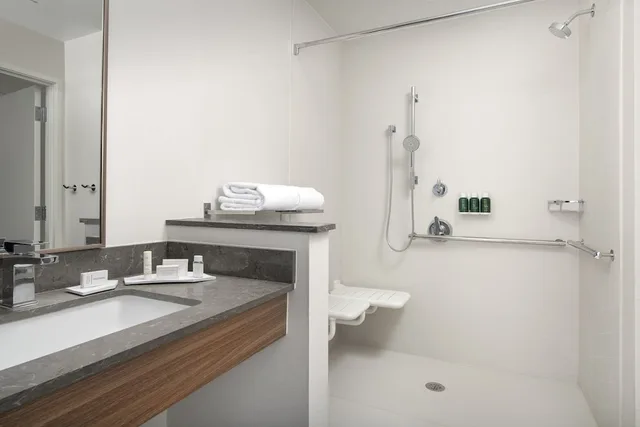 غرفة بسريرين كوين لذوي الإعاقة، Fairfield Inn & Suites By Marriott Denver Tech Center North. 3/4