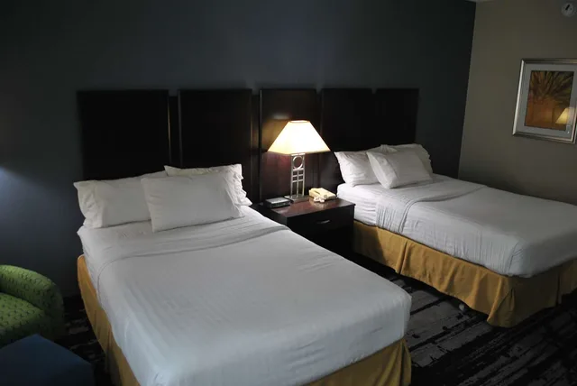 غرفة بسريرين مزدوجين بحوض استحمام لذوي الإعاقة، Best Western Owego Inn 2/3
