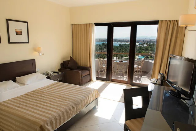 غرفة سوبيريور بسرير مزدوج بإطلالة على البحر، Fort Arabesque Beach Resort 1/4