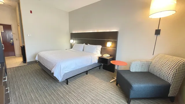 غرفة تنفيذية بسرير كينج، Holiday Inn Express Hotel And Suites Decatur 2/4