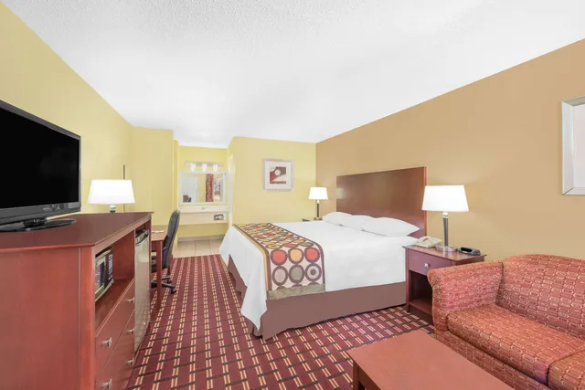 غرفة بسرير كينج للمدخنين، Super 8 By Wyndham Kerrville Tx 3/4