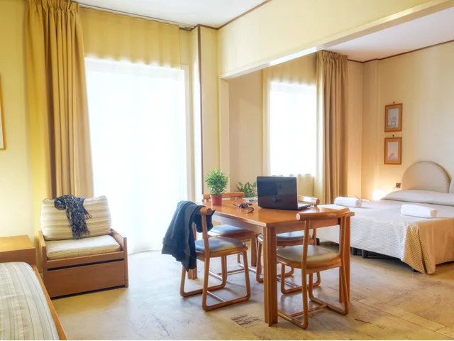 غرفة ثلاثية بسرير مزدوج وسرير فردي، Torreata Hote And Residence 1/5