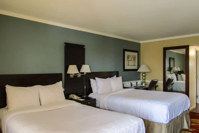 غرفة رباعية بسريرين كوين لذوي الإعاقة، Clarion Inn Near China Lake Naval Station 1/2