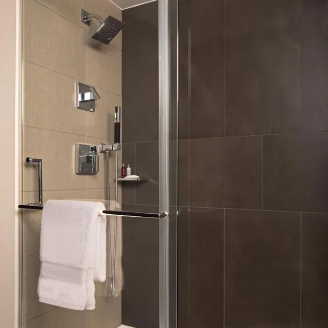 Room, 2 Queen Beds, High Floor, Concierge Level، Kansas City Marriott Country Club Plaza 7/7