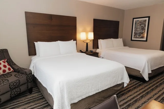 غرفة بسريرين مزدوجين، Colonial Hotel 2/3