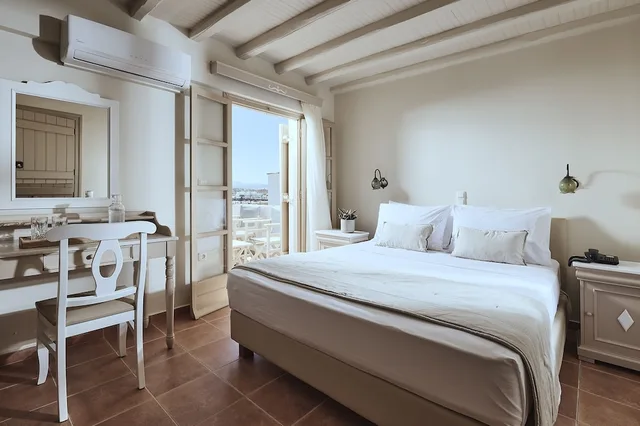 غرفة عائلية بسرير كوين وسرير بطابقين بإطلالة جزئية على البحر، Naxos Magic Village Hotel 1/9