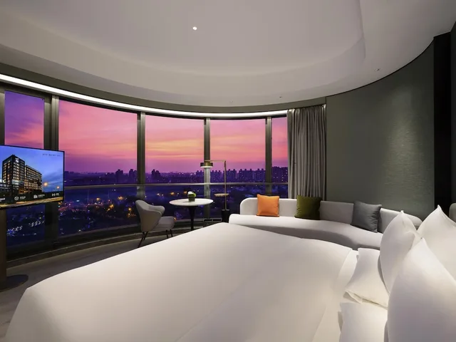 غرفة ديلوكس بسرير كينج بإطلالة على البحيرة، Novotel Shanghai Wanyuan 3/5
