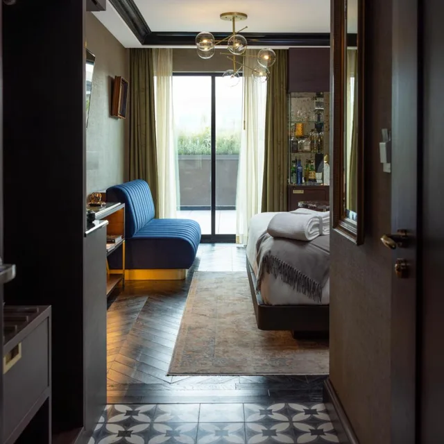 غرفة بسرير كينج بشرفة، Whisky Hotel 2/3