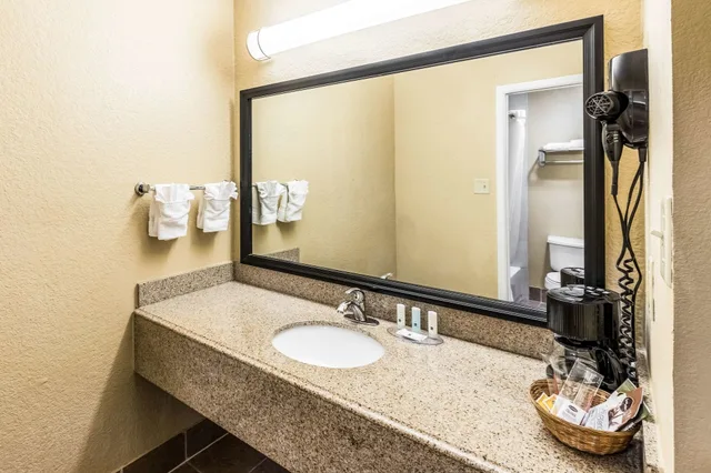 Efficiency, King Bed، Quality Inn Corsicana, TX 2/2