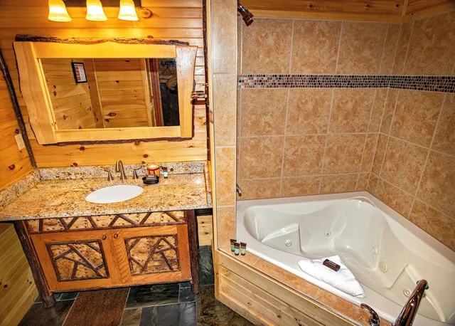 جناح بسرير كينج بإطلالة على البحيرة بغرفة نوم واحدة مع أريكة، The Lodges at Cresthaven 1/1