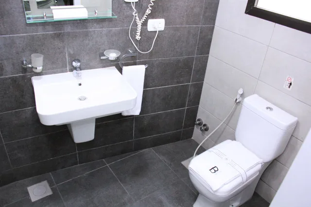 2 Bedrooms, Family Suite, 1 Double and 3 Single Beds, City View، Beverly Hotel, Beirut 3/5