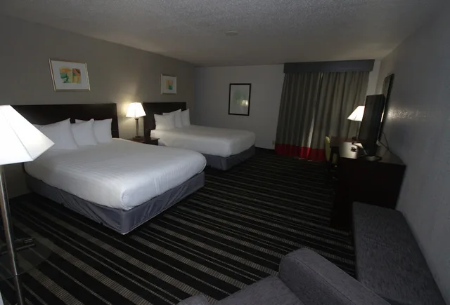 غرفة قياسية بسريرين كوين، Atrium Hotel And Suites 9/10