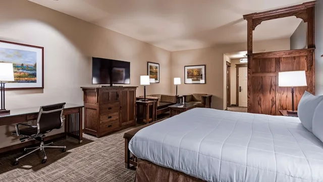 جناح بسرير كينج مع أريكة بمنطقة جلوس، Best Western Plus High Country Inn 5/10