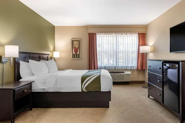 جناح بسرير كينج مع أريكة، Quality Inn & Suites Quispamsis 1/4