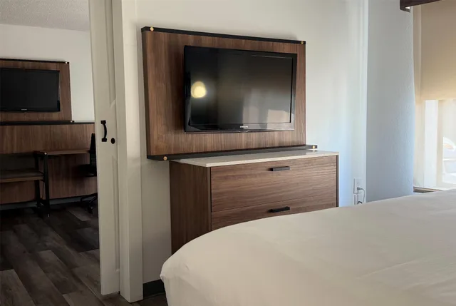 Studio, Suite, King Bed, Wingate by Wyndham Indianapolis Airport-Rockville Rd 3/6