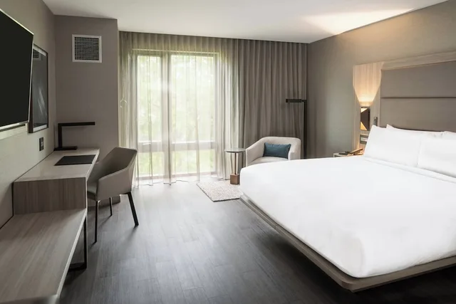 غرفة بسرير كينج لذوي الإعاقة، AC Hotel by Marriott Boston Cleveland Circle 2/3