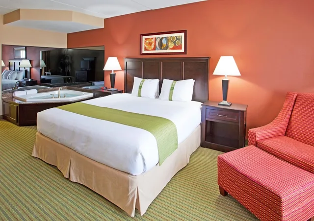 غرفة قياسية بسرير كينج مع أريكة، Holiday Inn Midland 2/8