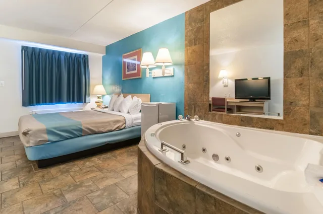 غرفة بسرير كينج بجاكوزي، Motel6 Farmington Hills, MI - Northwest - Farmington Hills 8/10