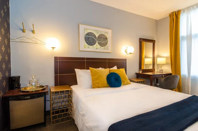 Room, Queen Bed, Hotel Dorion 8/10