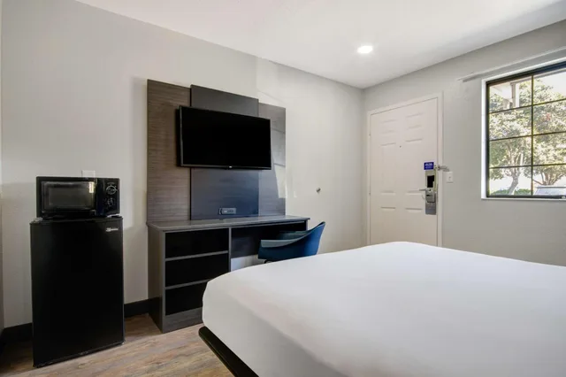 1 Queen Bed - ADA/RI Shower، Motel6 Lompoc, CA 9/10
