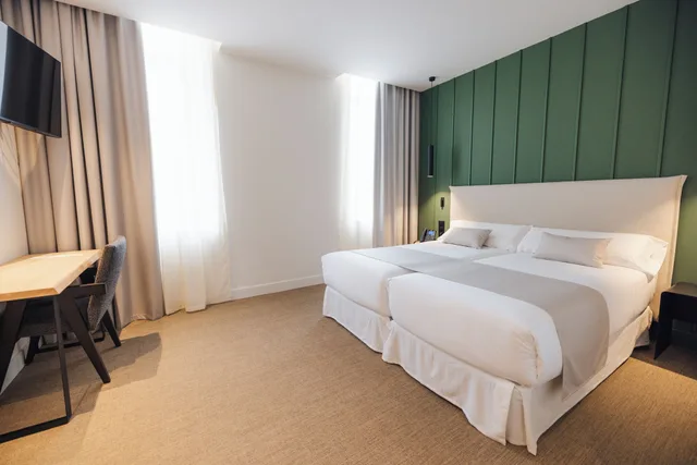غرفة ديلوكس بسرير كوين، Hotel Mondragon 1/3