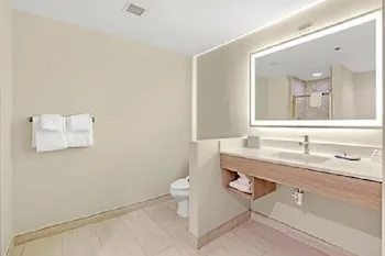 جناح بسرير كينج مع أريكة لذوي الإعاقة، Holiday Inn Express Gulfport Beach 5/7