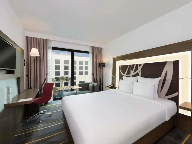 غرفة سوبيريور بسرير كينج بإطلالة على المسبح، Novotel New Delhi Aerocity 1/8