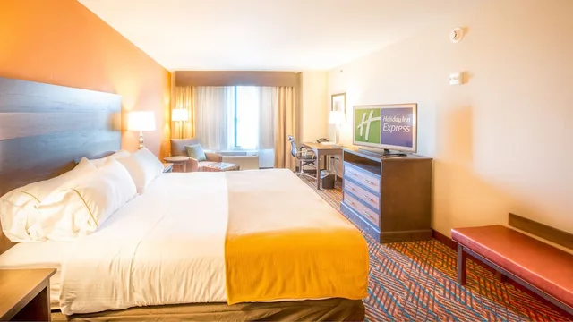 غرفة قياسية بسرير كينج مع أريكة، Holiday Inn Express Wichita South 1/5